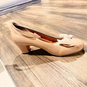 Source Unknown Tan Heels with Bow Accent